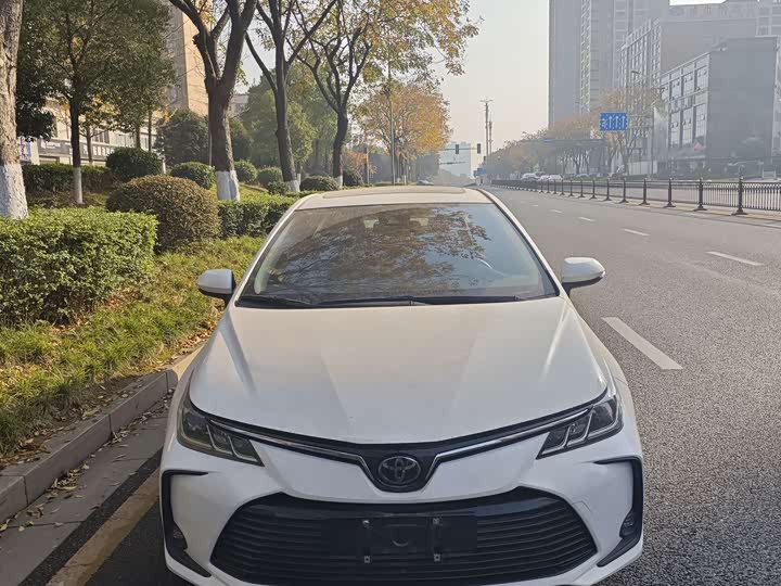 Фото 2 - Toyota Corolla