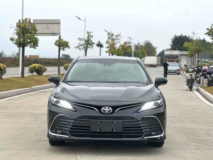 Фото 2 - Toyota Camry