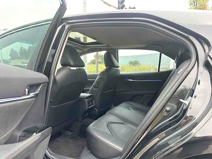 Фото 4 - Toyota Camry