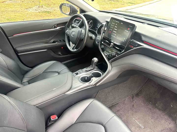 Фото 8 - Toyota Camry