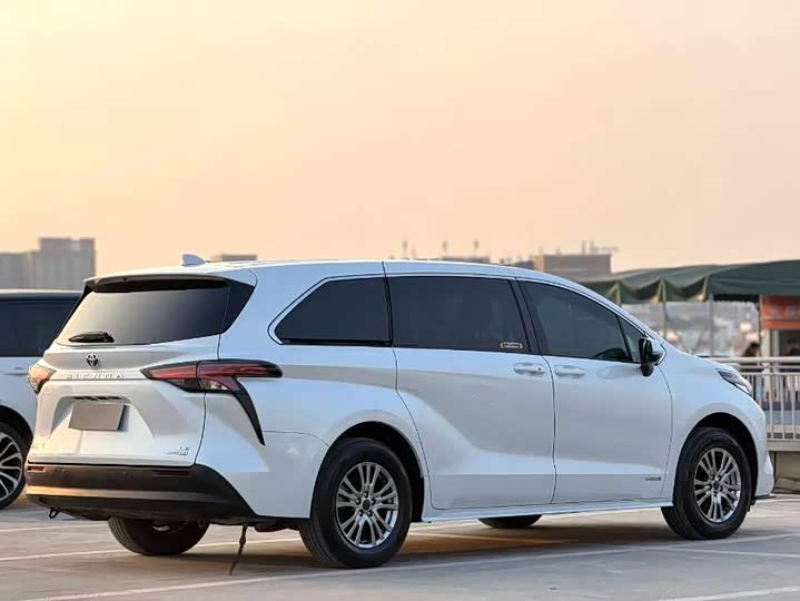 Фото 3 - Toyota Sienna