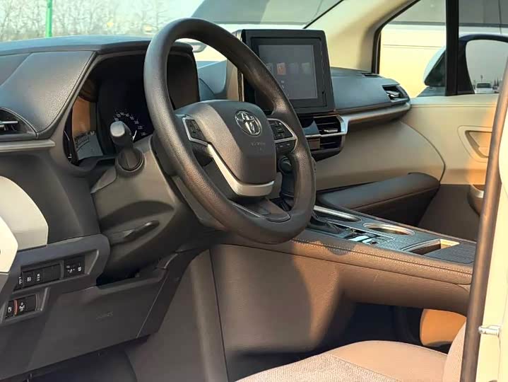 Фото 4 - Toyota Sienna