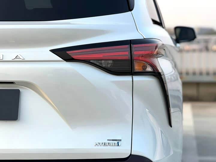 Фото 9 - Toyota Sienna