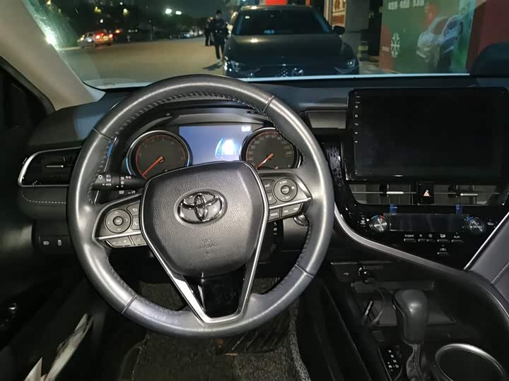 Фото 3 - Toyota Camry