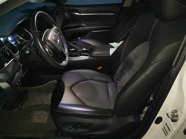 Фото 8 - Toyota Camry