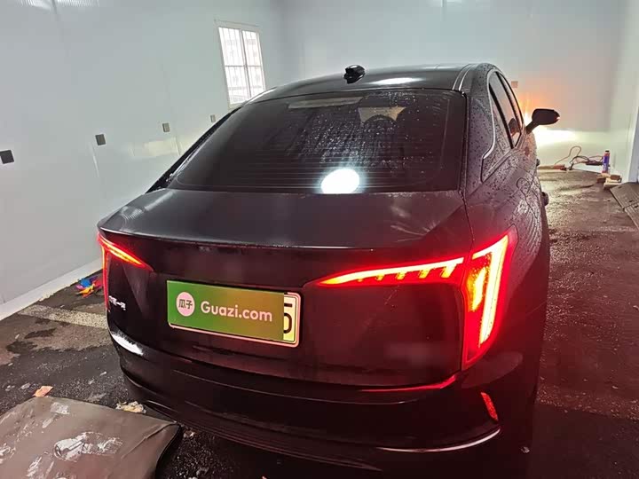 Фото 6 - Hongqi E-QM5