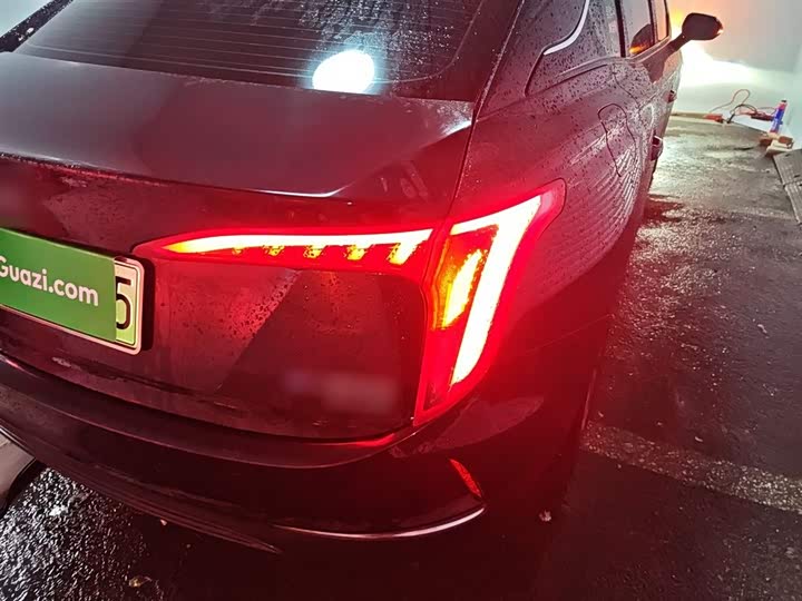 Фото 8 - Hongqi E-QM5