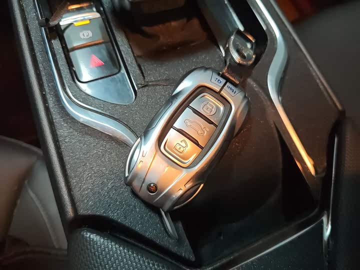 Фото 9 - Hongqi E-QM5