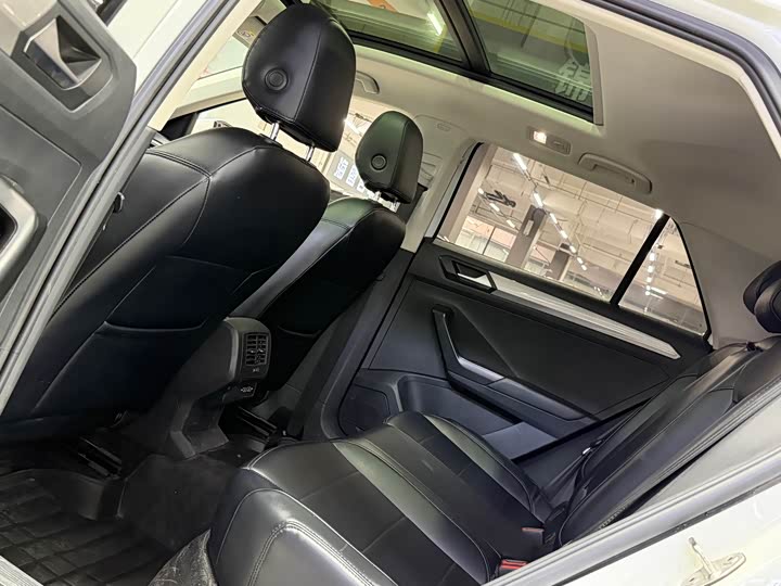 Фото 5 - Volkswagen T-Roc