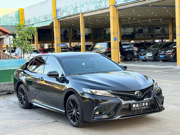 Фото 2 - Toyota Camry