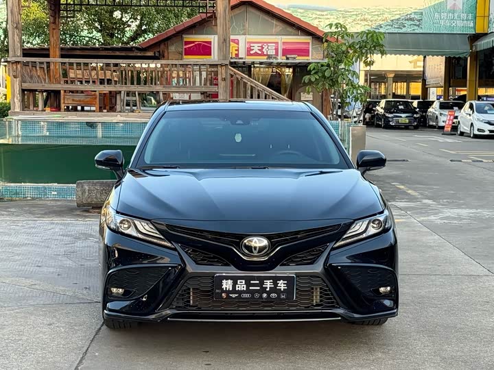 Фото 3 - Toyota Camry