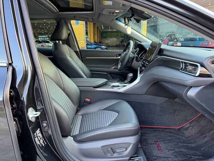 Фото 8 - Toyota Camry