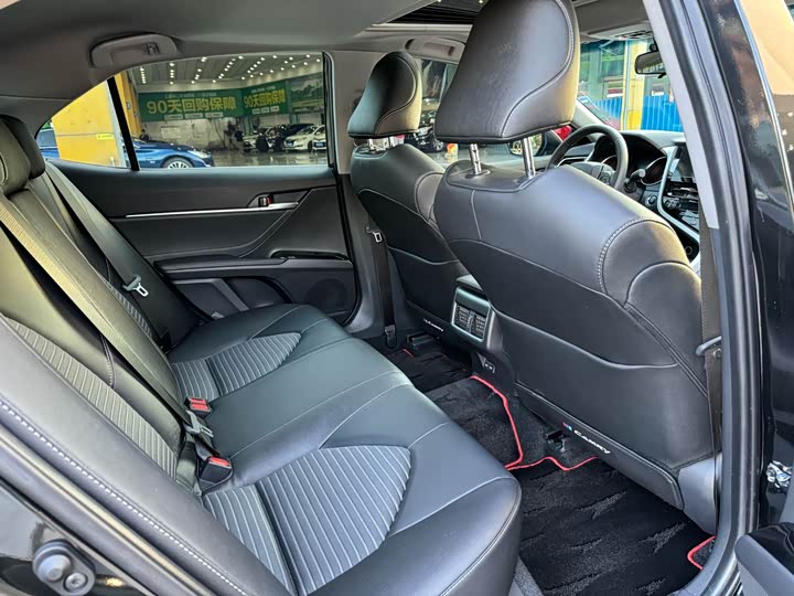 Фото 9 - Toyota Camry