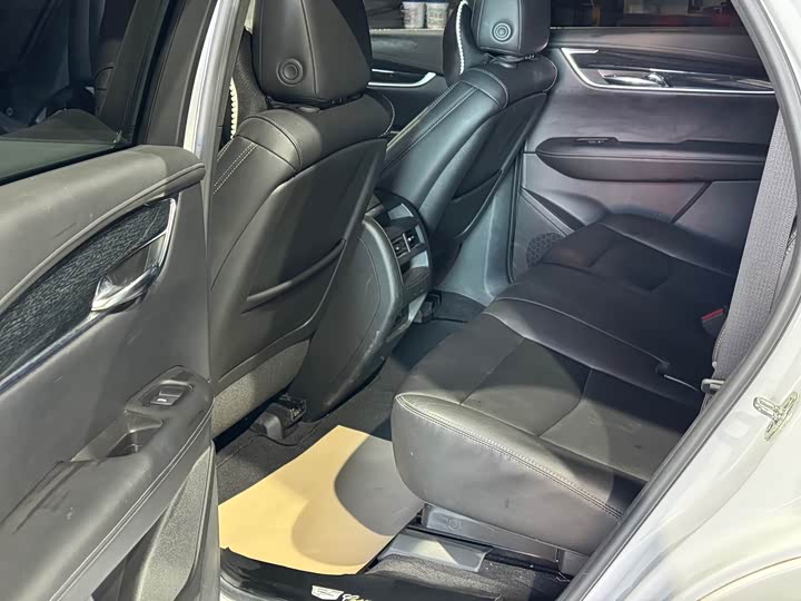 Фото 8 - Cadillac XT5