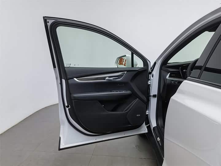 Фото 8 - Cadillac XT5