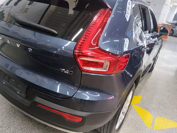 Фото 8 - Volvo XC40