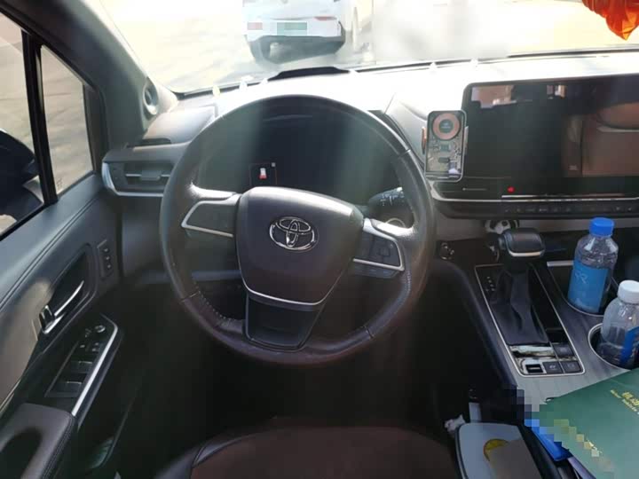 Фото 3 - Toyota Granvia