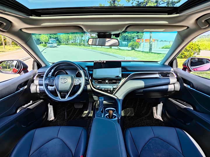 Фото 8 - Toyota Camry