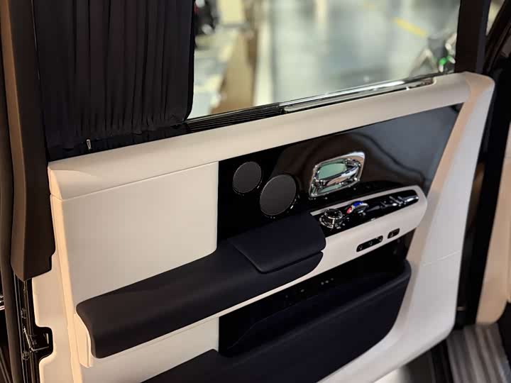 Photo 9 - Rolls-Royce Phantom