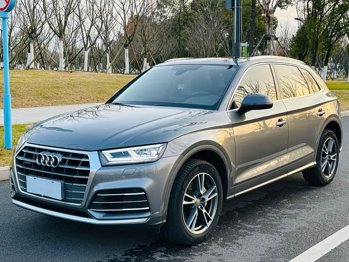 Фото 1 - Audi Q5L