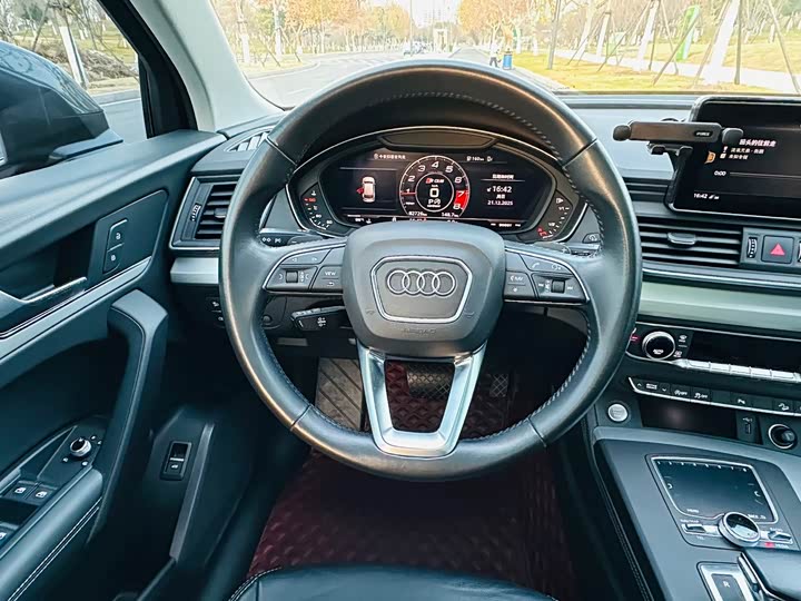 Фото 8 - Audi Q5L