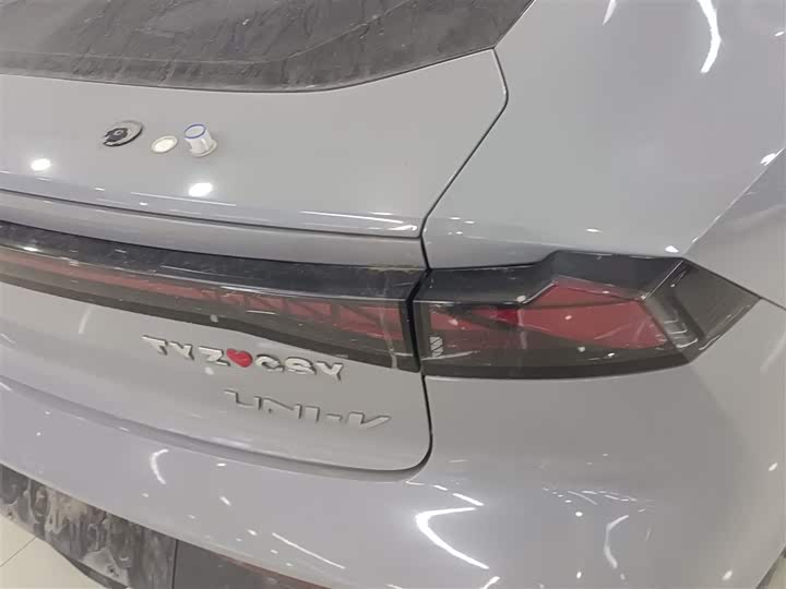 Фото 8 - Changan UNI-V