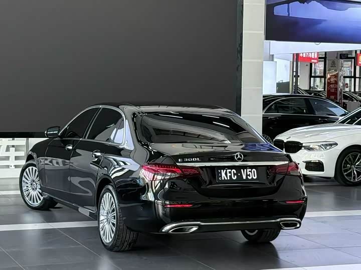 Фото 4 - Mercedes-Benz E-Class