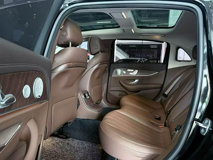 Фото 9 - Mercedes-Benz E-Class