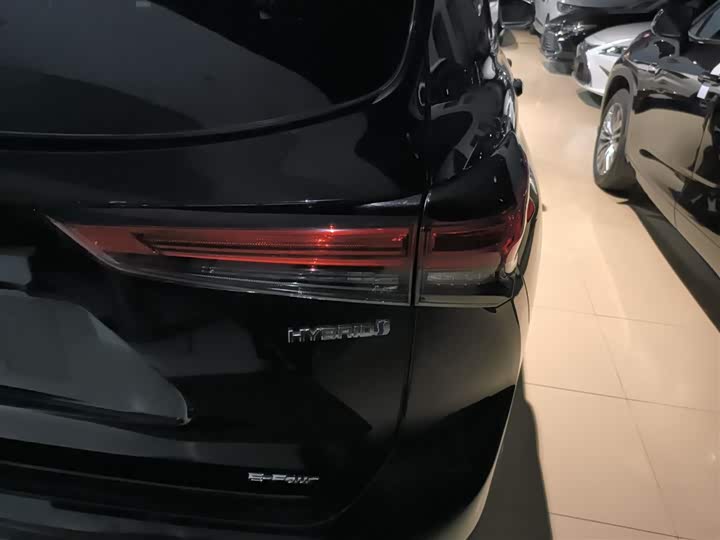 Фото 8 - Toyota Crown Kluger