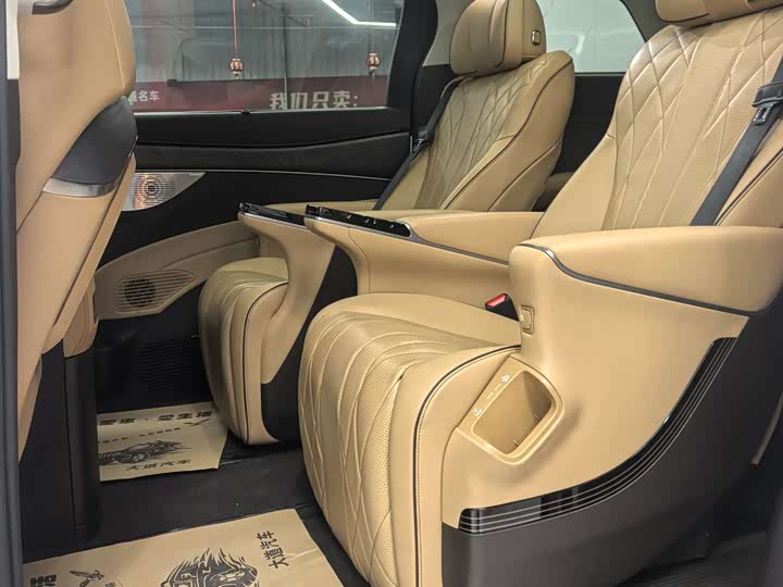 Фото 9 - Denza D9