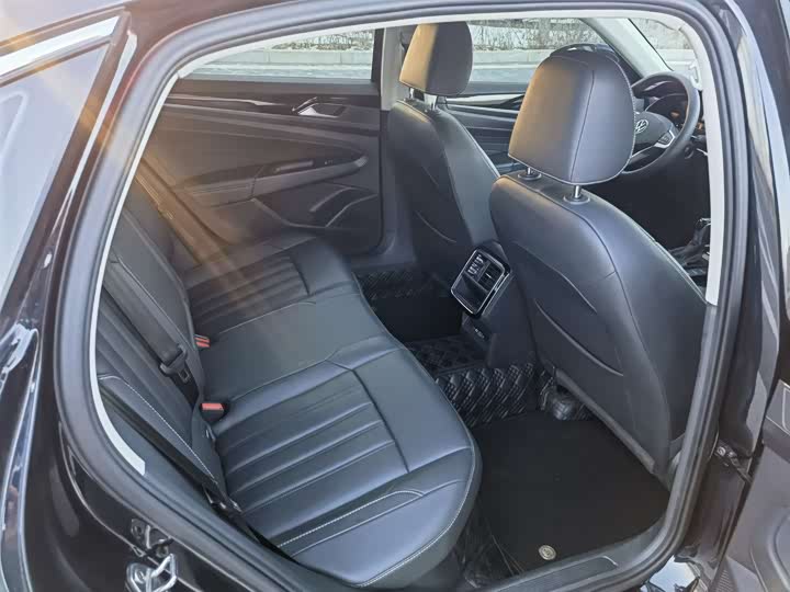 Фото 8 - Volkswagen Passat