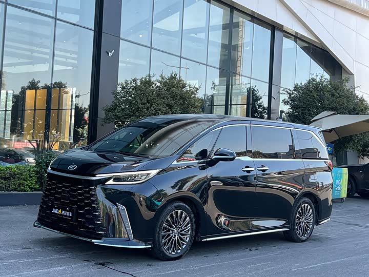 Фото 1 - Lexus LM