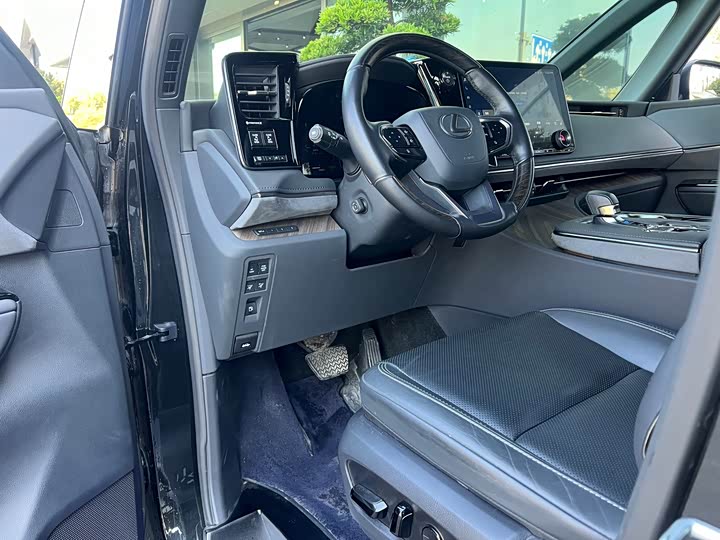 Фото 2 - Lexus LM