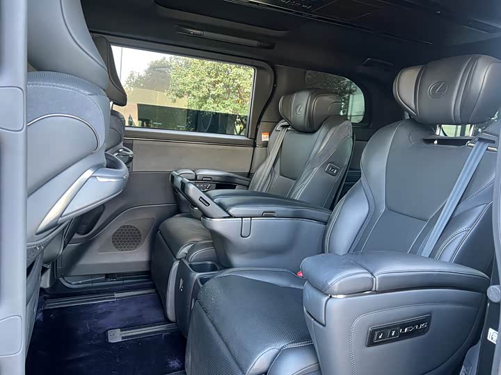 Фото 3 - Lexus LM