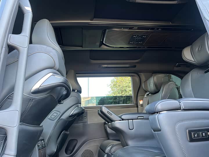 Фото 4 - Lexus LM