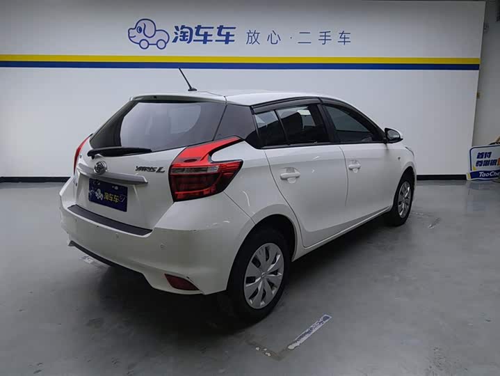 Фото 3 - Toyota Yaris L Hatchback
