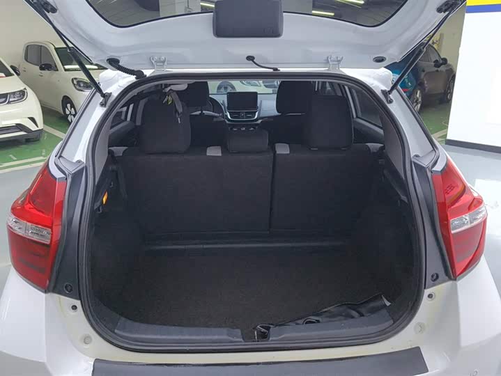 Фото 4 - Toyota Yaris L Hatchback