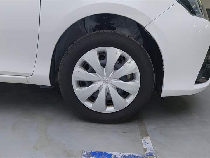 Фото 6 - Toyota Yaris L Hatchback