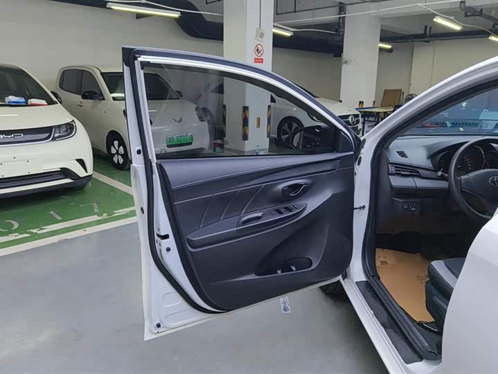 Фото 7 - Toyota Yaris L Hatchback