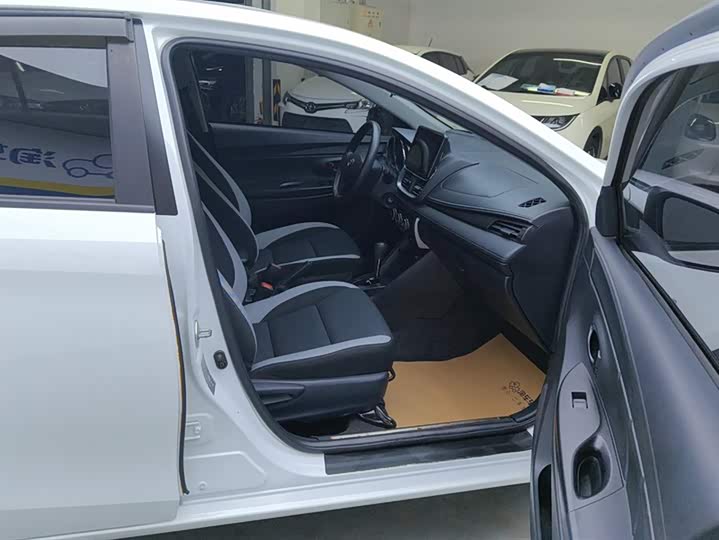 Фото 8 - Toyota Yaris L Hatchback