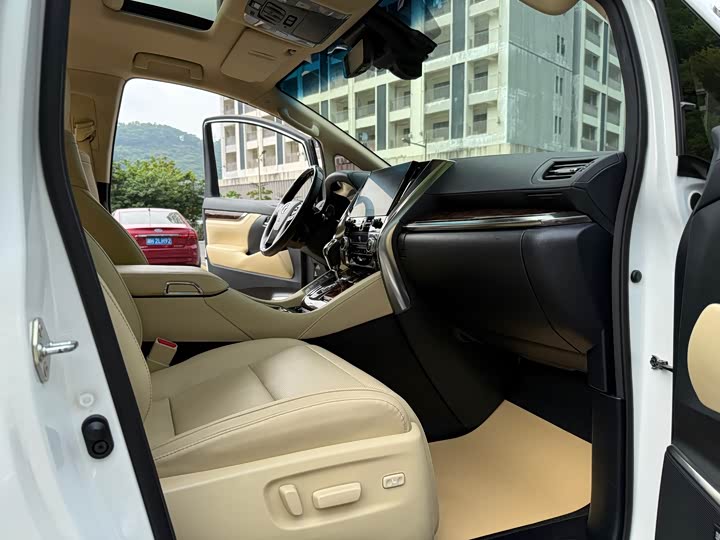 Фото 9 - Toyota Alphard