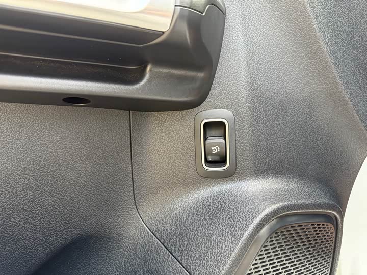 Фото 9 - Mercedes-Benz GLB-Class