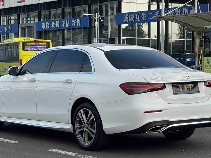 Photo 8 - Mercedes-Benz E-Class