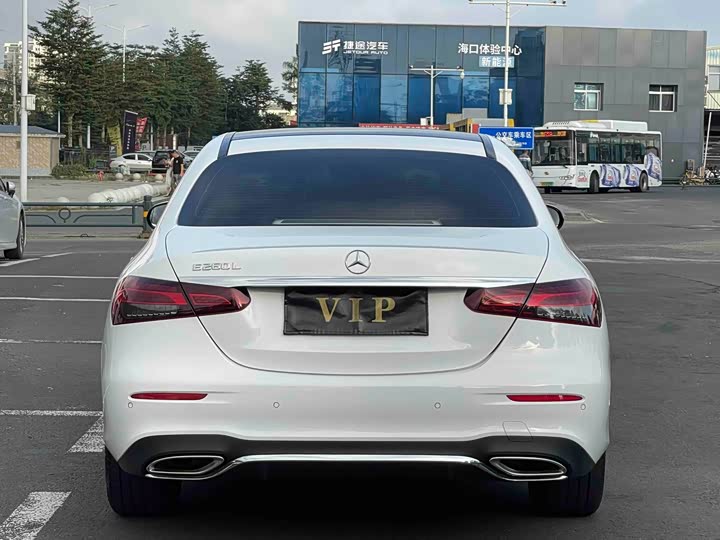 Photo 9 - Mercedes-Benz E-Class