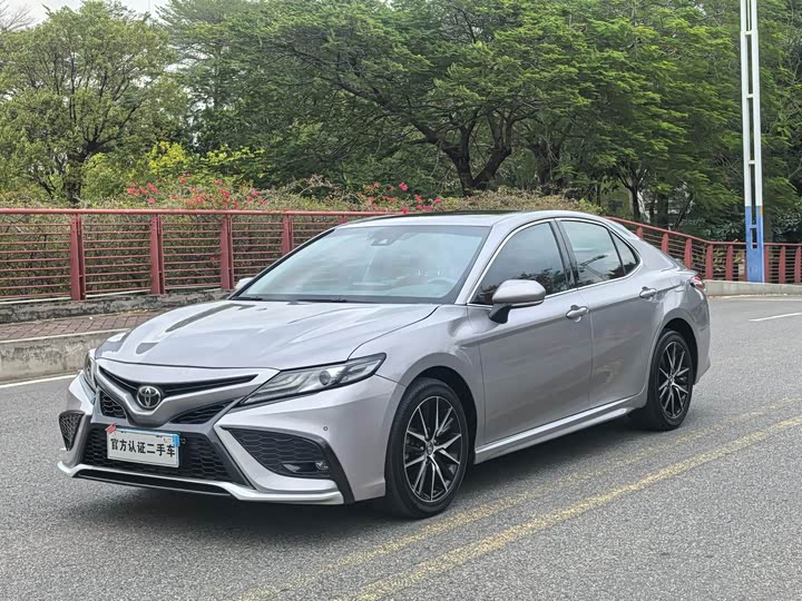 Фото 1 - Toyota Camry