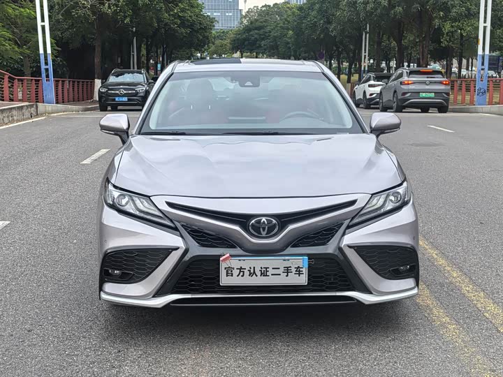 Фото 2 - Toyota Camry