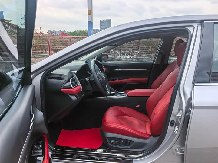 Фото 4 - Toyota Camry