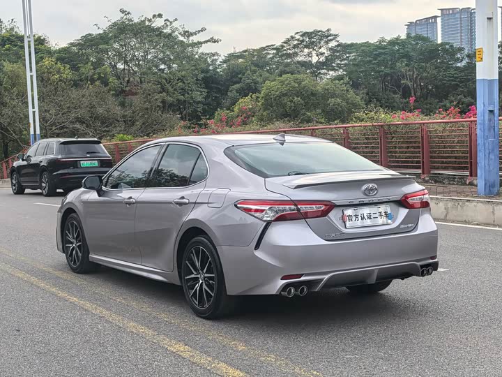 Фото 8 - Toyota Camry
