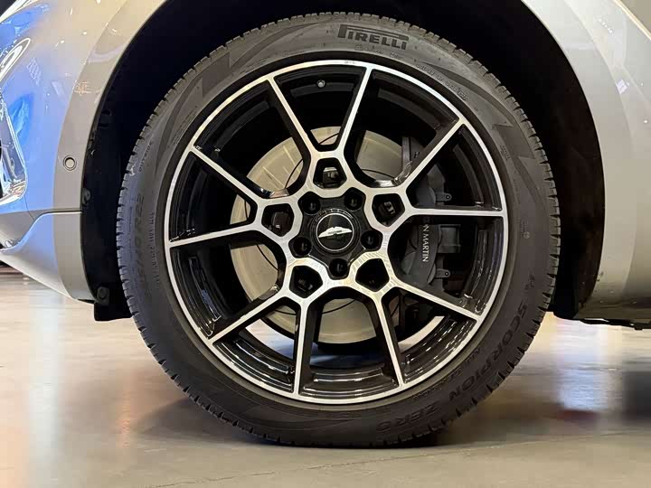 Фото 5 - Aston Martin DBX