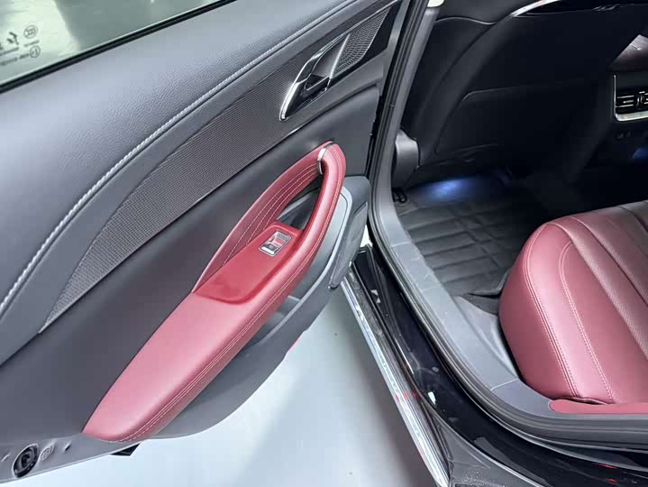 Фото 8 - Hongqi H5